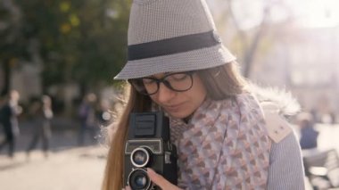 Kız odaklanır Vintage fotoğraf makinesi