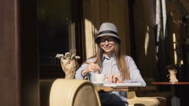 Kız Açık Cafe kahve kıpırdanırken