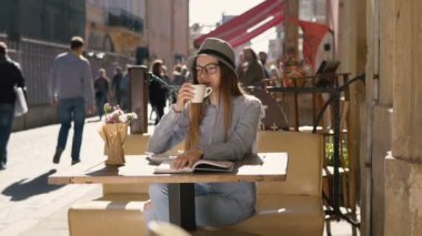 Kız okuma sırasında kahve hoşlanır