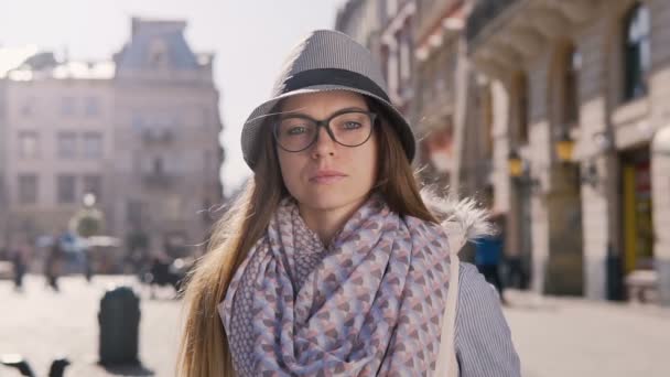 Портрет улыбающейся девушки в шляпе — стоковое видео