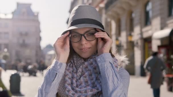 Retrato de niña poniéndose gafas — Vídeo de stock