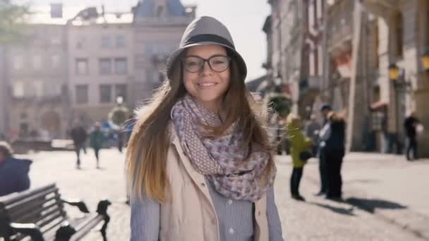 Retrato de menina no chapéu — Vídeo de Stock