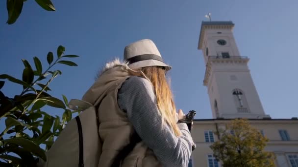 Menina turista tira foto — Vídeo de Stock