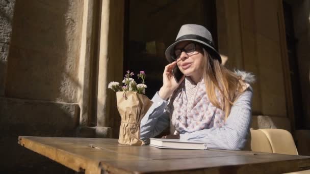 Fata chat-uri în aer liber cafenea — Videoclip de stoc