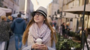 Kahve ile ilgisini kız yürüyor