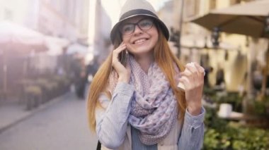 Kız yürümek telefon ve kahve ile geriye dönük