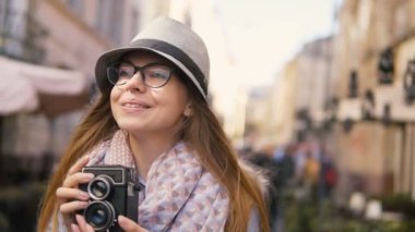 Turist kız fotoğraf yürüyüş sırasında çekim