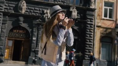 Turist gülümseyen fotoğrafını çekiyor