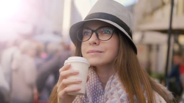 Крупный план девушки, пьющей кофе — стоковое видео