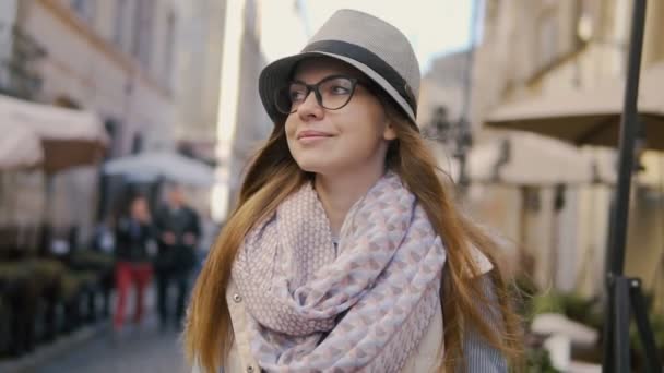 Relajada chica tomando café mientras camina — Vídeo de stock