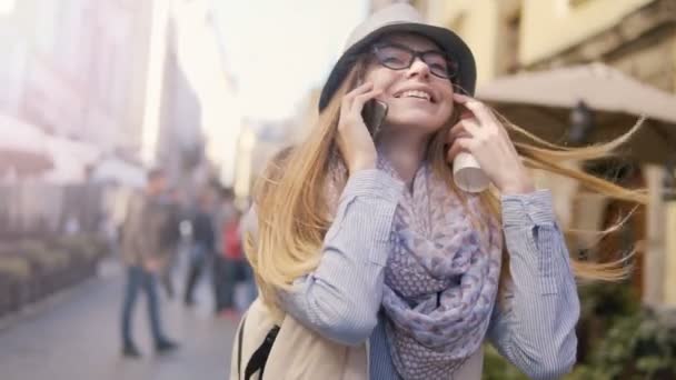 Girl Chatting on Phone while Walking — Stock Video