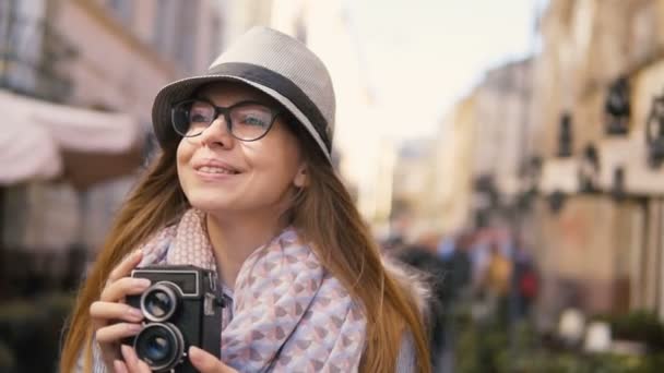 Chica turista tomando fotos mientras camina — Vídeo de stock