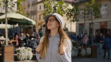 Kız mutlu şehir merkezinde yürür