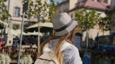 Şehir merkezinde turist kız yürüyor gülümseyen