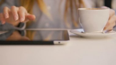 Close-Up Tablet kullanan kız