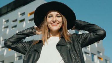 Mutlu kız pozlar Modern bina önce