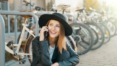 Mutlu kız görüşmeler telefon
