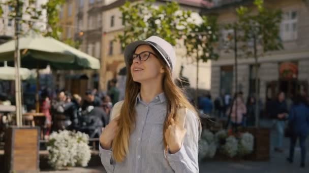 Девушка ходит счастливо в центре города — стоковое видео