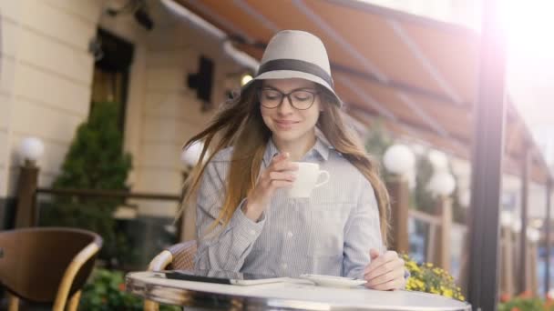 Mädchen beim Morgenkaffee mit Tablette — Stockvideo