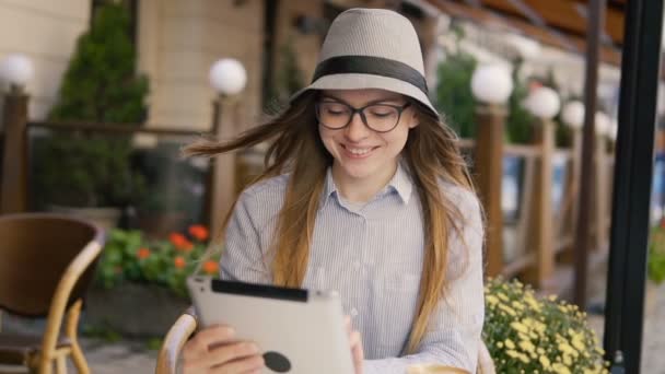 女孩使用平板电脑与快乐 — 图库视频影像