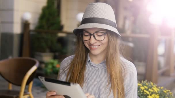 Menina usa tablet no café ao ar livre — Vídeo de Stock