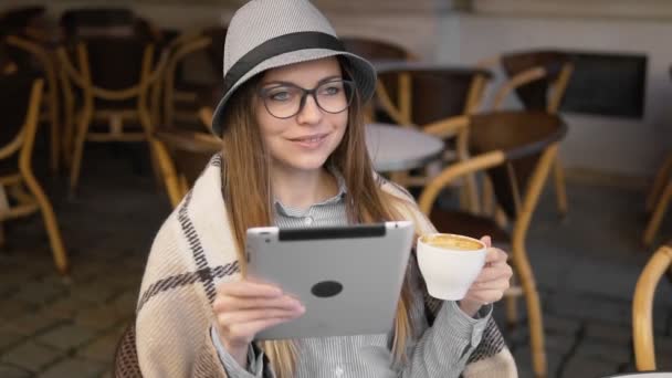 Chica Sueños con Tablet y Café — Vídeo de stock