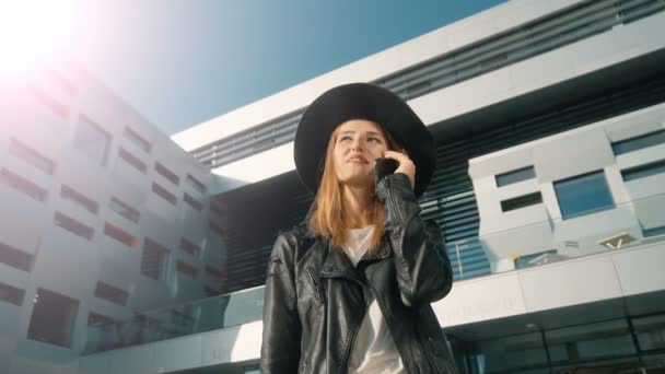 Sorridente ragazza parla al telefono — Video Stock