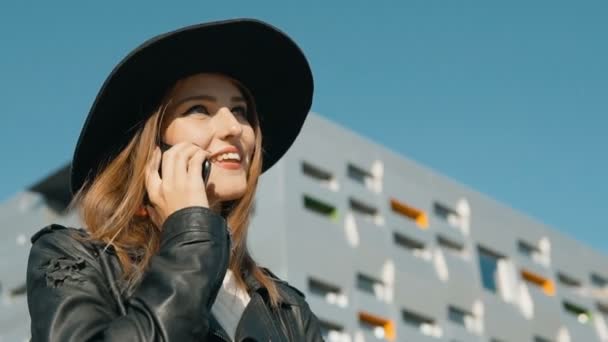 Meisje antwoorden telefoon gelukkig — Stockvideo
