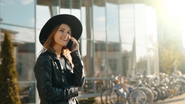 Meisje Chats op telefoon voordat Modern bedrijf — Stockvideo