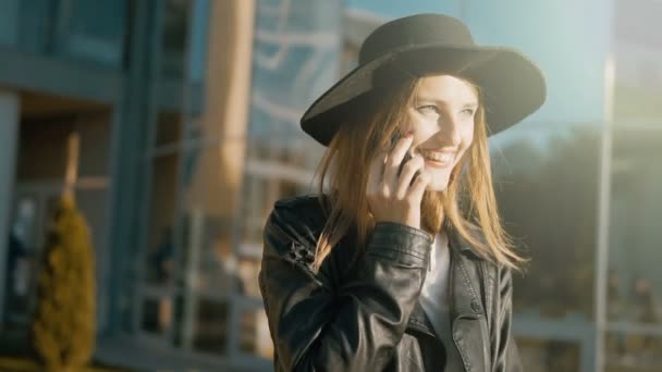 Menina com telefone antes do edifício moderno — Vídeo de Stock