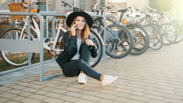 Chica habla por teléfono antes de las bicicletas — Vídeos de Stock