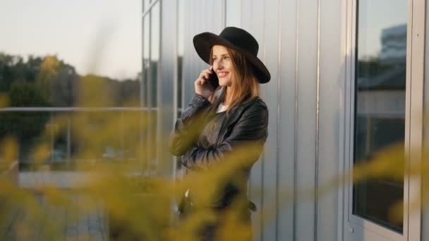 Meisje gesprekken op telefoon in Sunset — Stockvideo