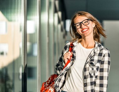 Öğrenci kız yürüyor