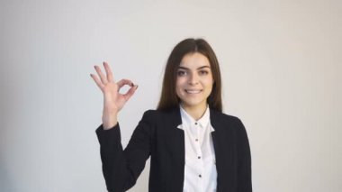 kadın ok işareti gösterir
