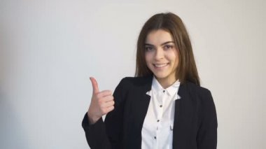 Kadın başparmak tabela gösterir