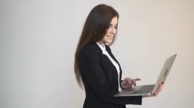 Gülümseyen kadın Laptop kullanıyor