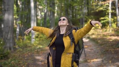 Turist kız orman hoşlanır