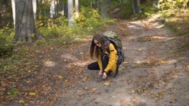 Turist yolu üstünde çizme yukarıya