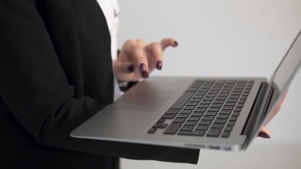 Vrouw gebruik Laptop — Stockvideo