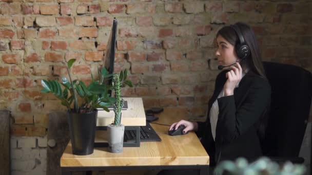 Operador de centro de llamadas en el lugar de trabajo — Vídeo de stock