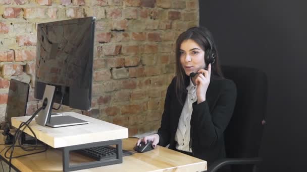 Operador de call center no escritório — Vídeo de Stock