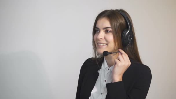 Lachende vrouw Operator in Callcenter — Stockvideo