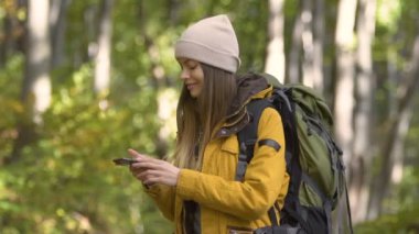 Turist ormanda gider