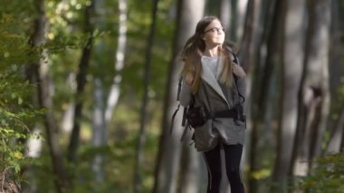 Turist yürüyüşler ormandaki gülümseyen