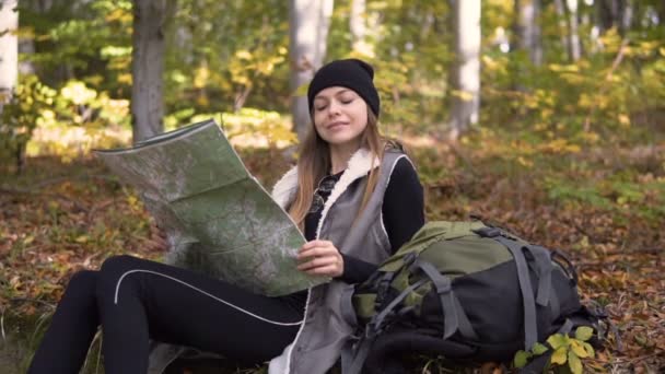 Tourist rastet mit Karte im Wald aus — Stockvideo