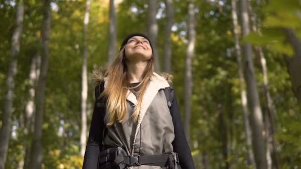 Lächelnder Tourist lauert im Wald auf — Stockvideo