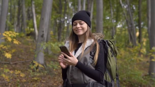 Fille touristique navigue dans le bois — Video