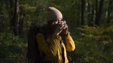 Mutlu kadın Backpacker ahşap