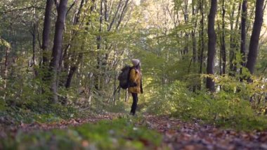 Ormanda turist etrafına bakıyor
