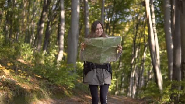 Turista se dívá na mapu v lese — Stock video